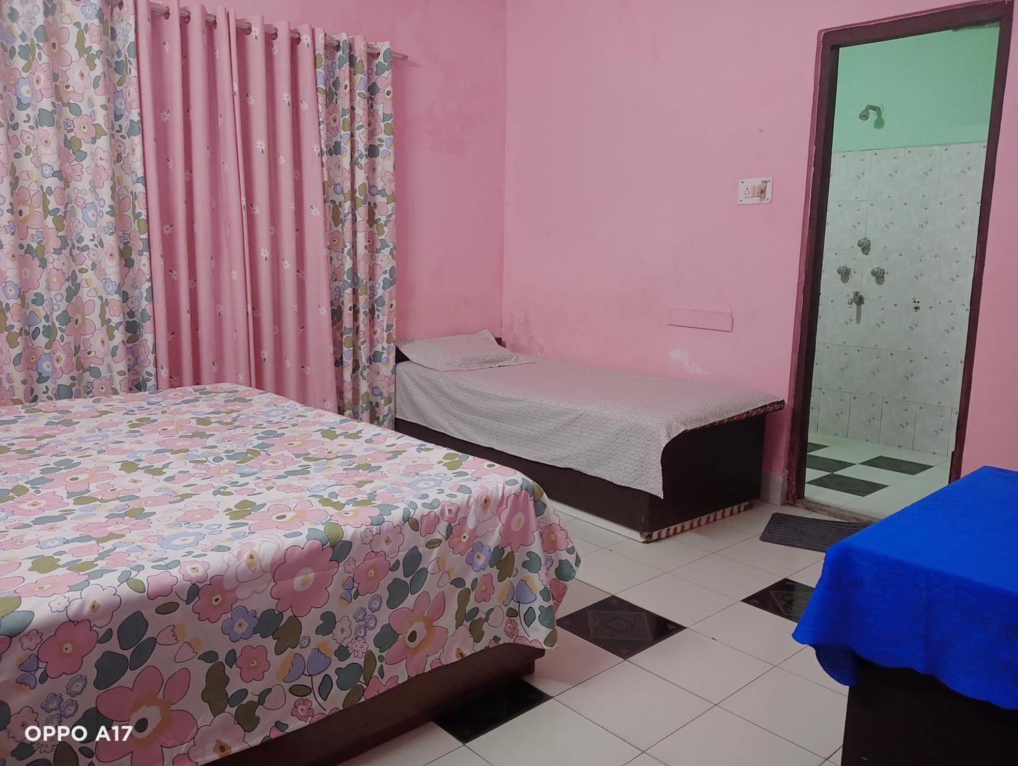 Swaroop Ashray Homestay Sziliguri Szoba fotó